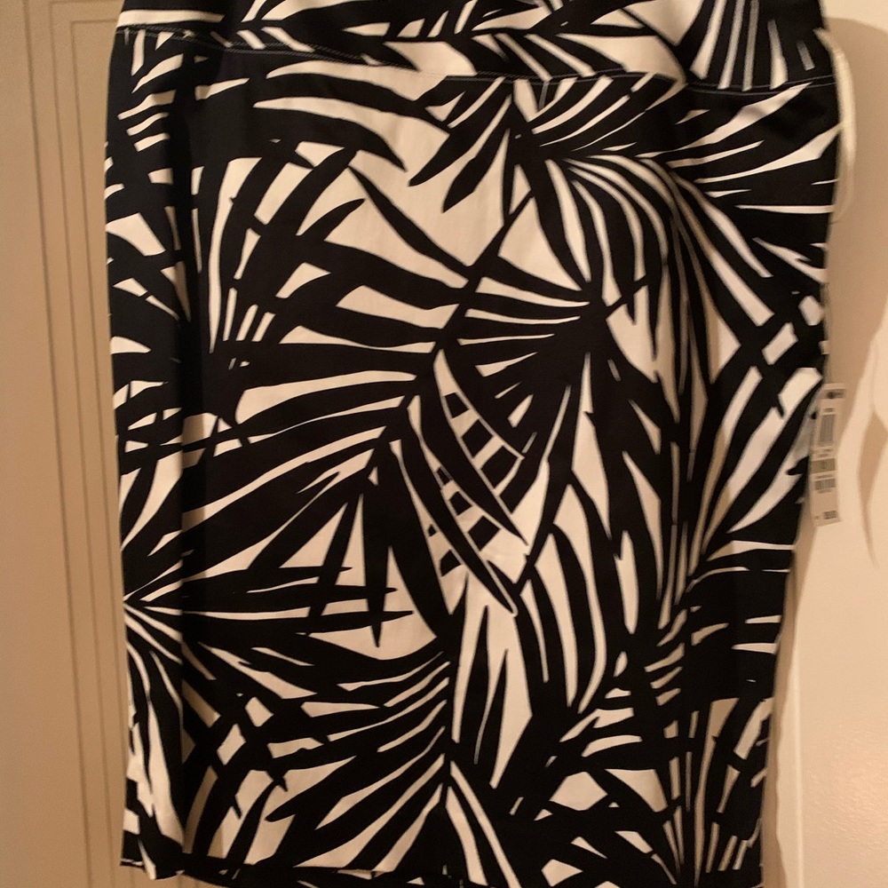 NWT Black/ White Women’s Skirt Size 12 by Alfani